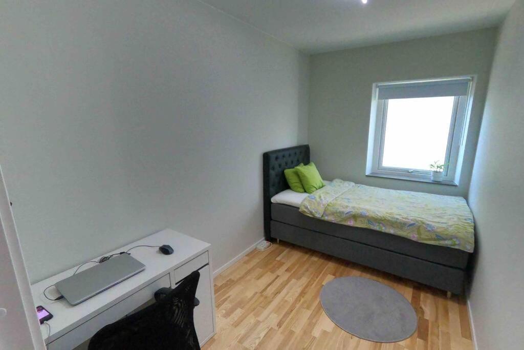 Homestay - Private Room In An Apartment กอเทนเบิร์ก ภายนอก รูปภาพ